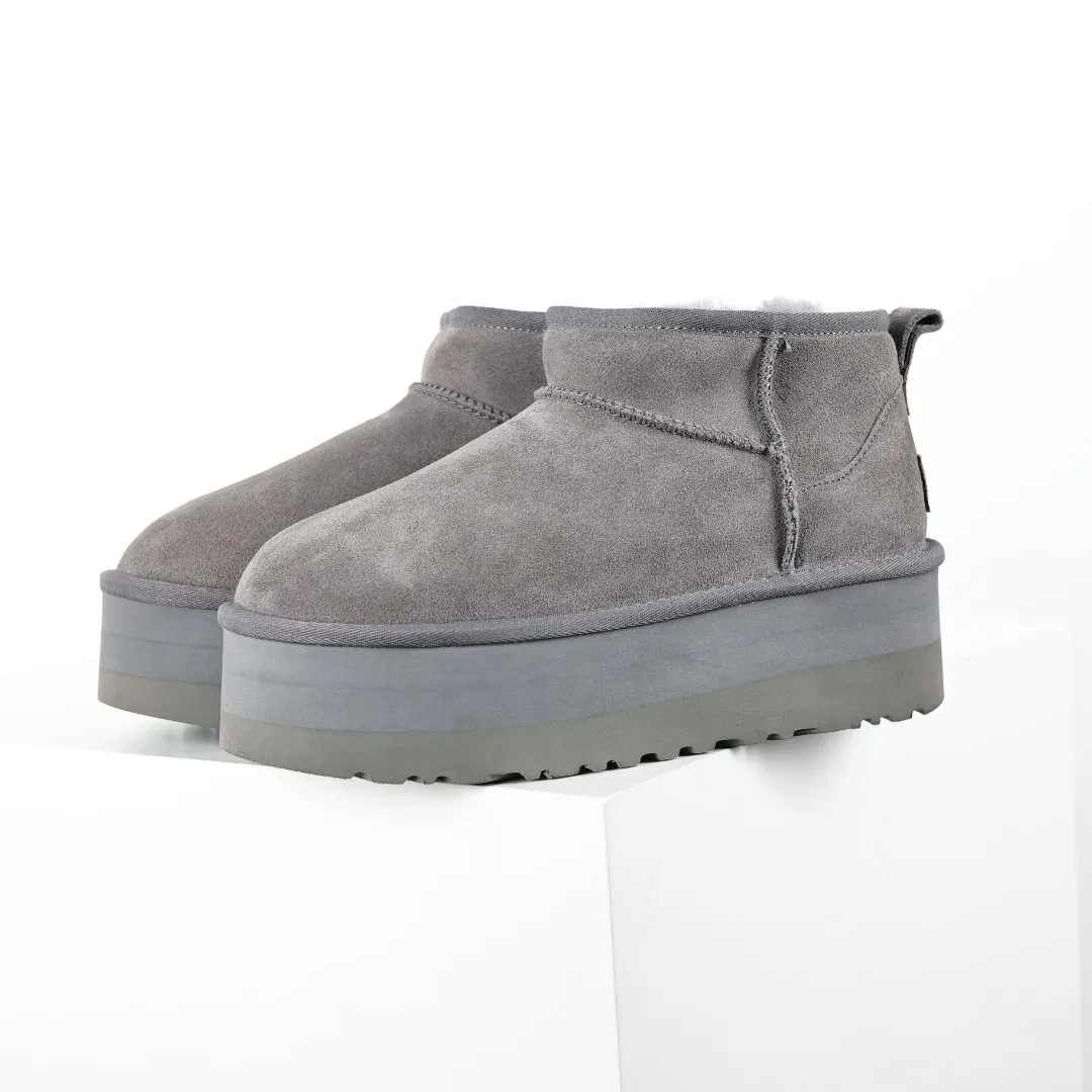 Pick up locally 💰560 Core recommendation good price It is a very suitable choice for home furnishings. In the new year, uug launched a series of styles, which are partial to the preferences of young consumers and have also moved to the forefront of fashion trends. Shoe body material: water-repellent coated suede upper, 17 mm UGGPURE™ implantable wool insole, lightweight non-slip and comfortable rubber outsole, with brand LOGO and trademark, with full packaging Size: 35 36 37 38 39 40
